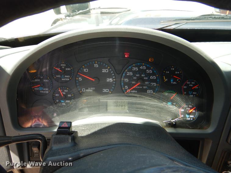 image for item DG1095 2003 International 7400 spreader truck