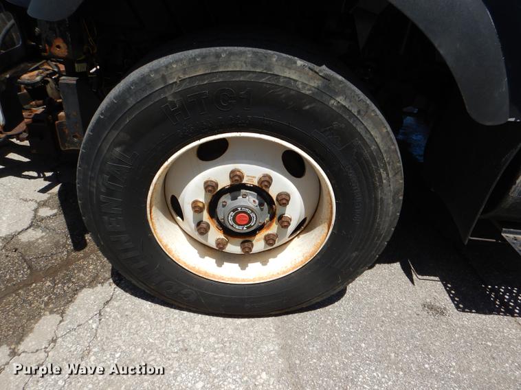 image for item DG1095 2003 International 7400 spreader truck