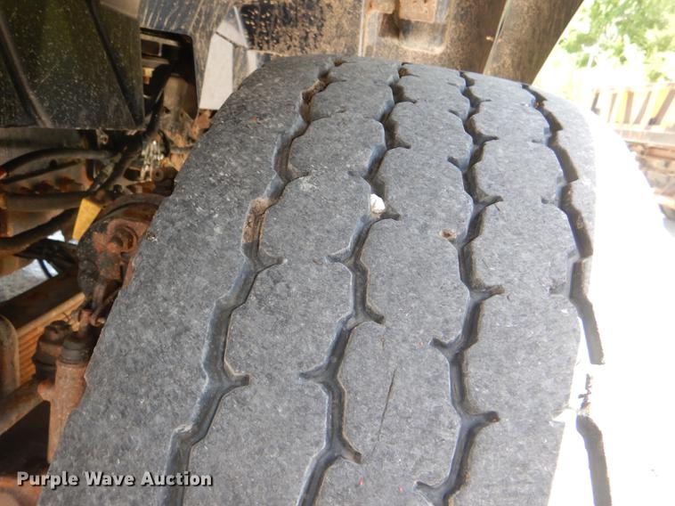 image for item DG1095 2003 International 7400 spreader truck