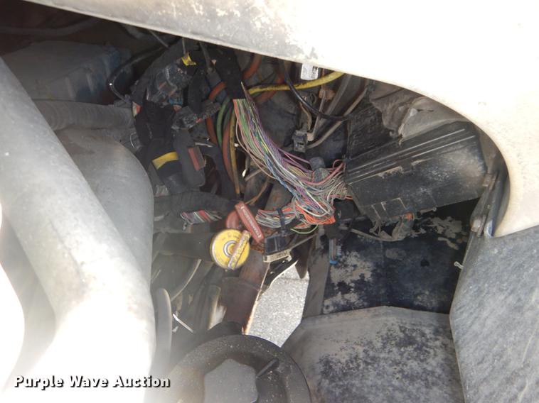 image for item DG1095 2003 International 7400 spreader truck