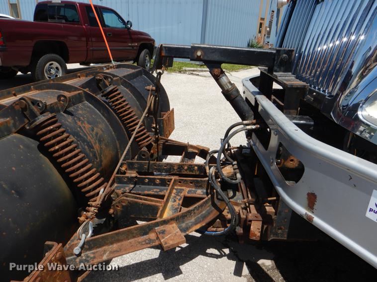 image for item DG1095 2003 International 7400 spreader truck