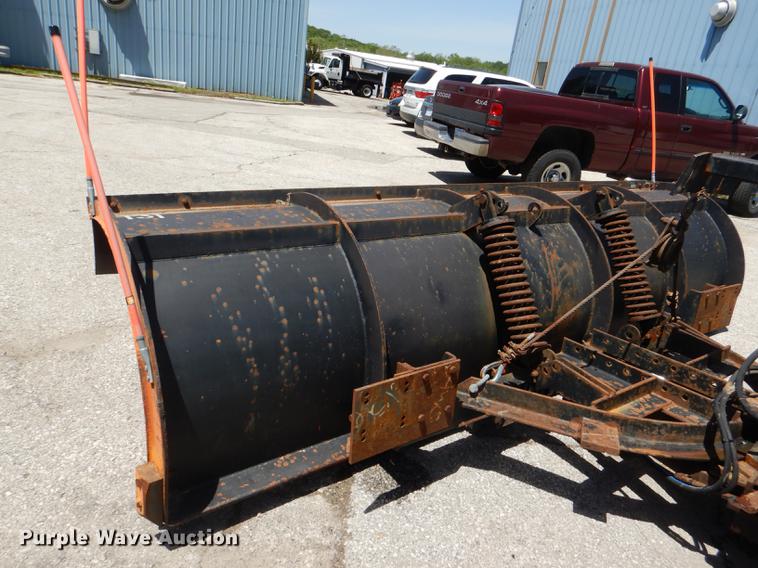 image for item DG1095 2003 International 7400 spreader truck