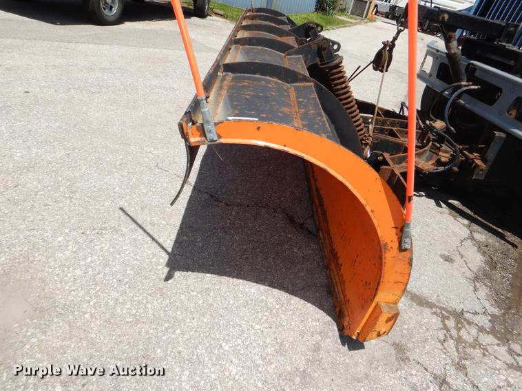 image for item DG1095 2003 International 7400 spreader truck