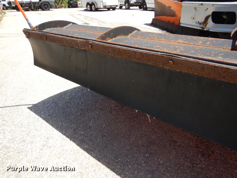 image for item DG1095 2003 International 7400 spreader truck