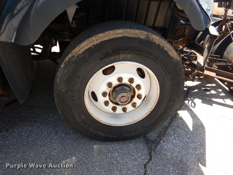 image for item DG1095 2003 International 7400 spreader truck