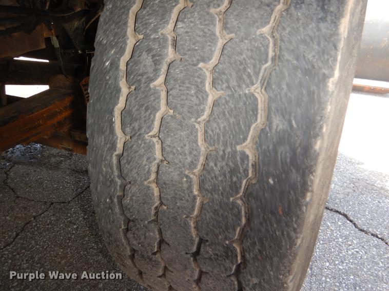 image for item DG1095 2003 International 7400 spreader truck