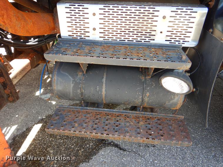 image for item DG1095 2003 International 7400 spreader truck