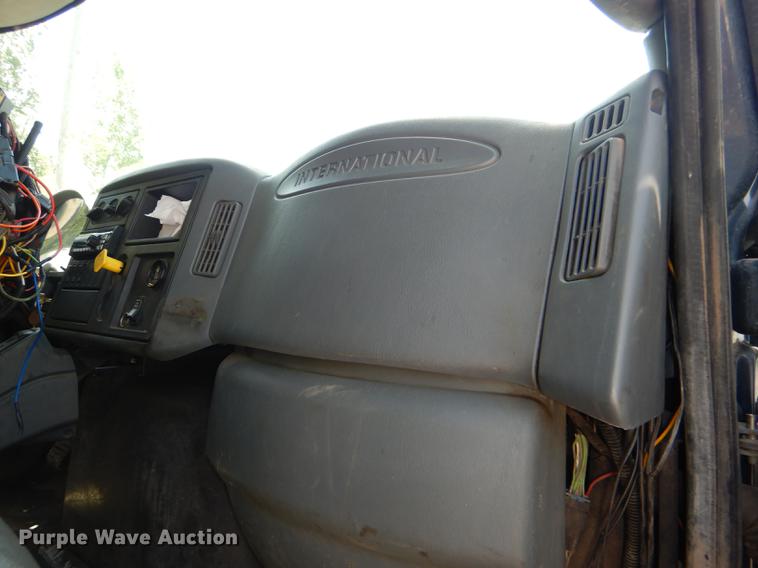 image for item DG1095 2003 International 7400 spreader truck