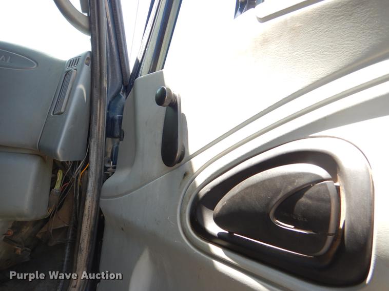 image for item DG1095 2003 International 7400 spreader truck