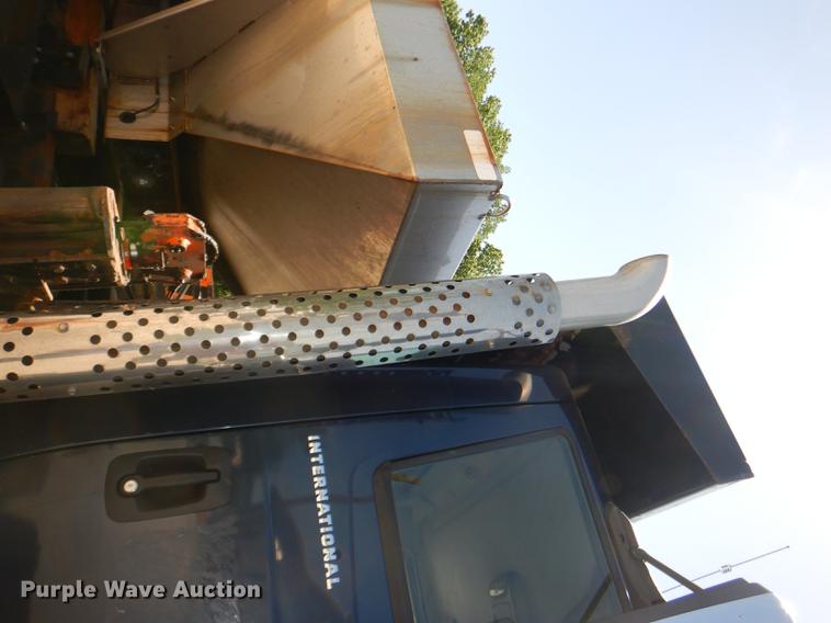 image for item DG1095 2003 International 7400 spreader truck