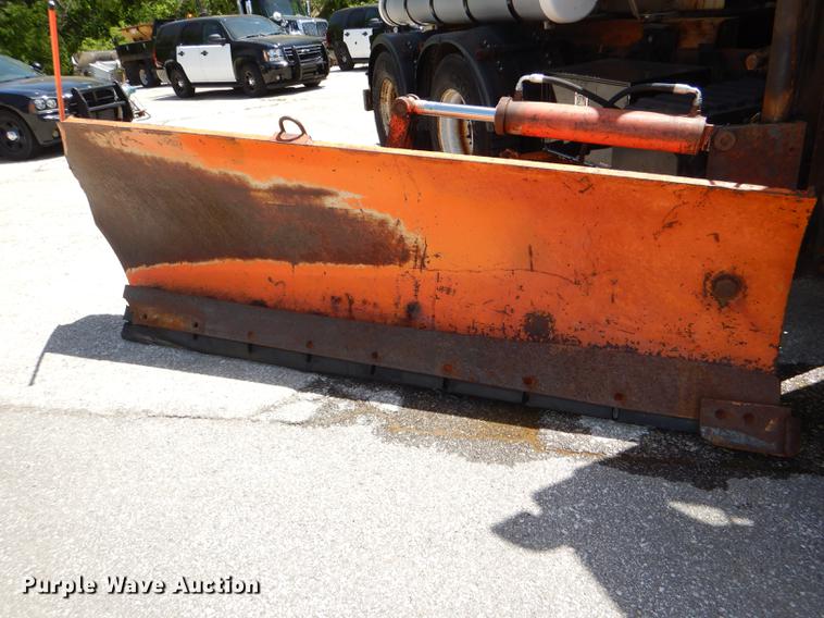 image for item DG1095 2003 International 7400 spreader truck