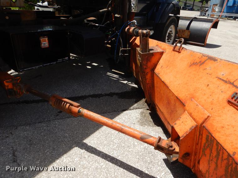 image for item DG1095 2003 International 7400 spreader truck