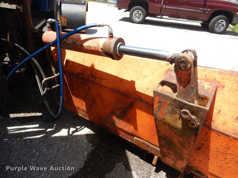 image for item DG1095 2003 International 7400 spreader truck