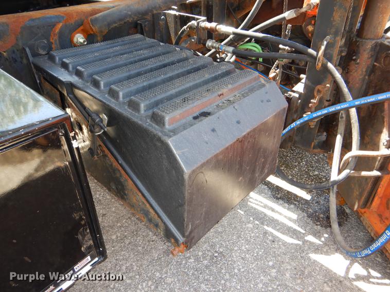 image for item DG1095 2003 International 7400 spreader truck