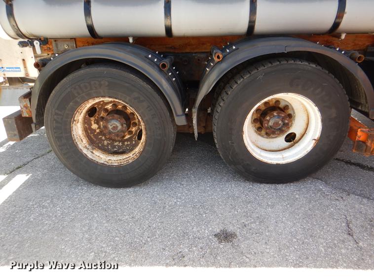 image for item DG1095 2003 International 7400 spreader truck