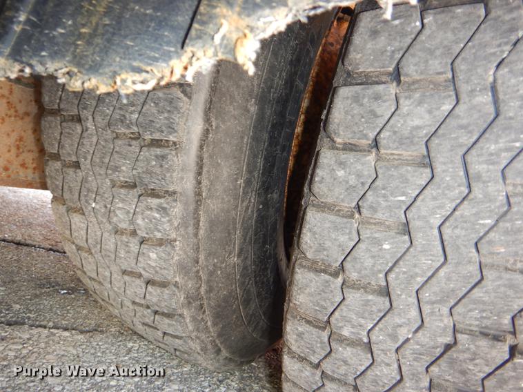 image for item DG1095 2003 International 7400 spreader truck