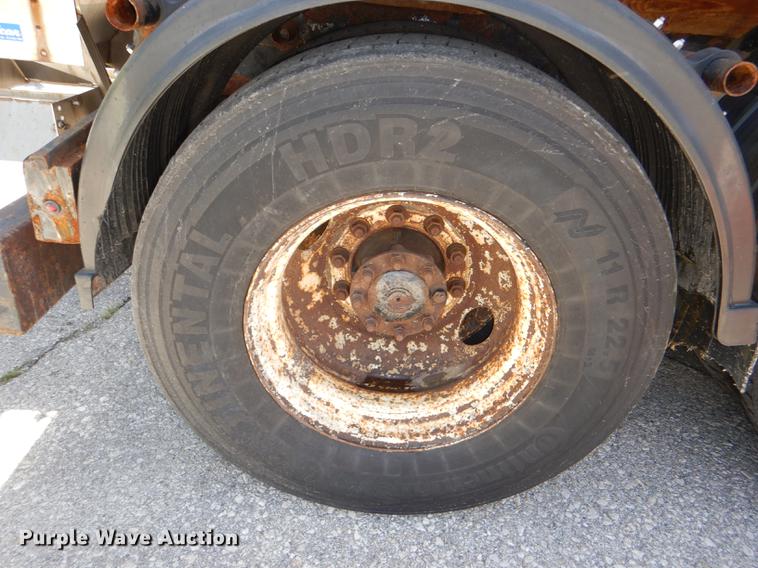 image for item DG1095 2003 International 7400 spreader truck