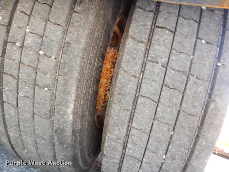 image for item DG1095 2003 International 7400 spreader truck