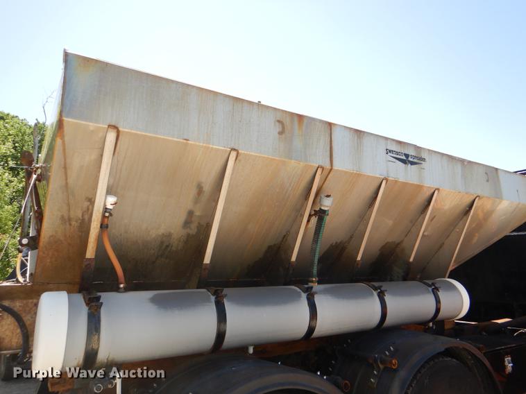 image for item DG1095 2003 International 7400 spreader truck