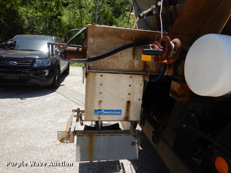 image for item DG1095 2003 International 7400 spreader truck