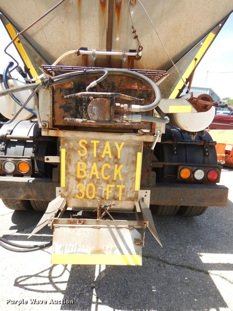 image for item DG1095 2003 International 7400 spreader truck