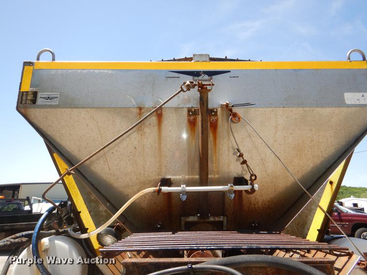 image for item DG1095 2003 International 7400 spreader truck