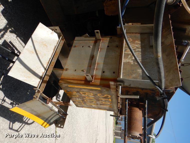 image for item DG1095 2003 International 7400 spreader truck