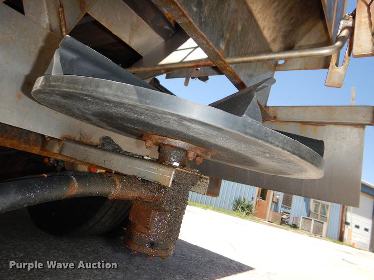 image for item DG1095 2003 International 7400 spreader truck