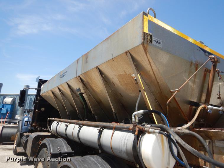 image for item DG1095 2003 International 7400 spreader truck