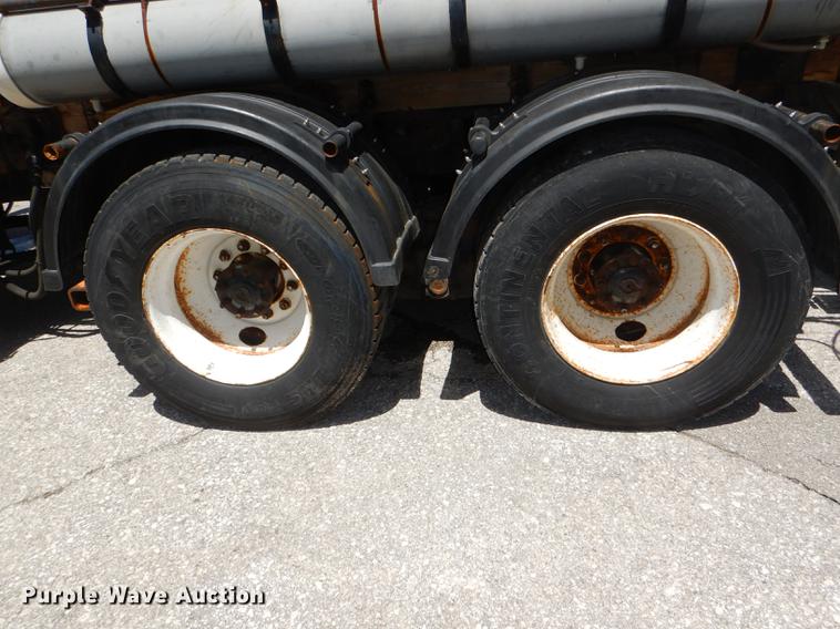 image for item DG1095 2003 International 7400 spreader truck