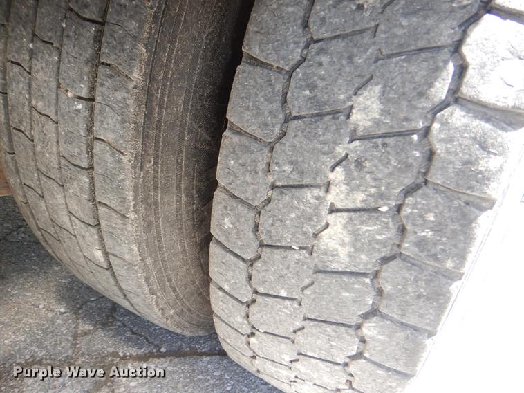 image for item DG1095 2003 International 7400 spreader truck