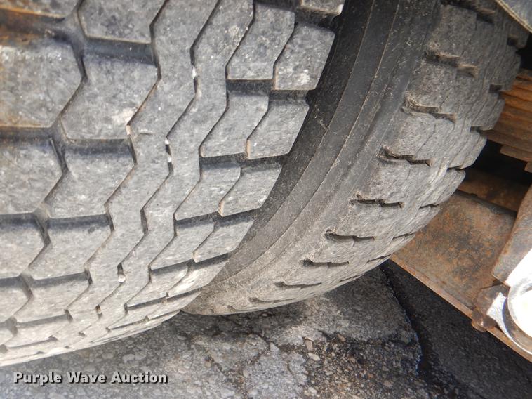 image for item DG1095 2003 International 7400 spreader truck