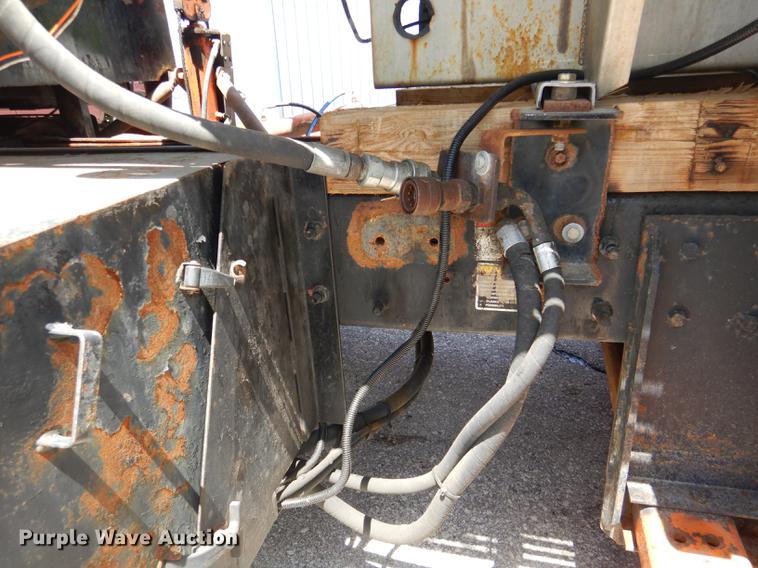 image for item DG1095 2003 International 7400 spreader truck