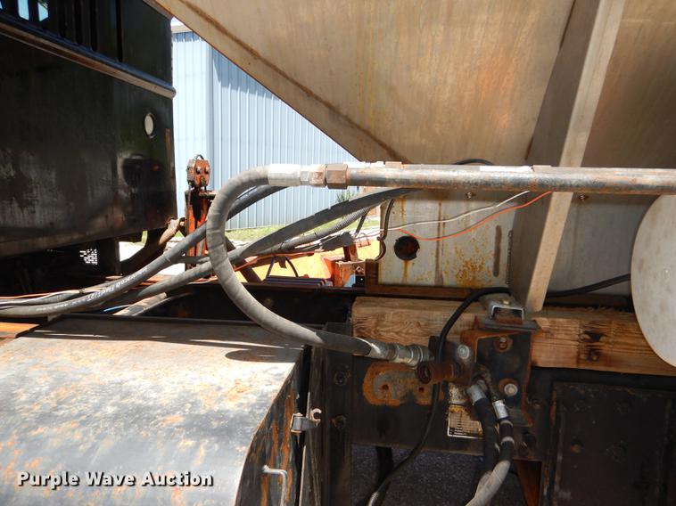 image for item DG1095 2003 International 7400 spreader truck