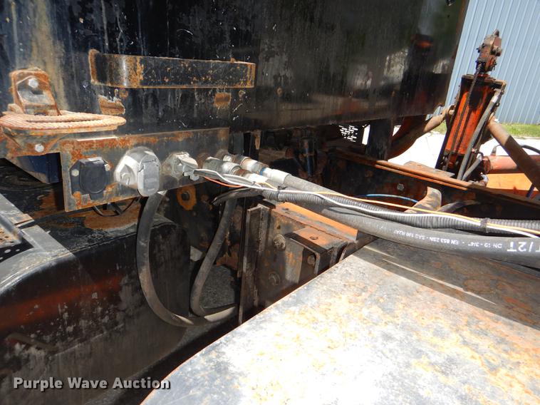 image for item DG1095 2003 International 7400 spreader truck