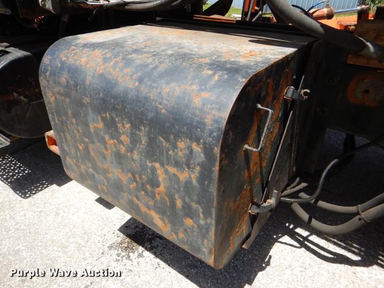 image for item DG1095 2003 International 7400 spreader truck