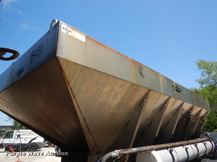 image for item DG1095 2003 International 7400 spreader truck