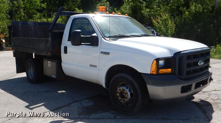 image for item DG1097 2007 Ford F350 Super Duty XL dump bed pickup truck