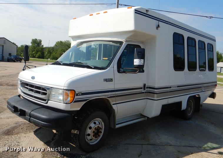 image for item DG1150 2002 Ford Econoline E350 Super Duty shuttle bus