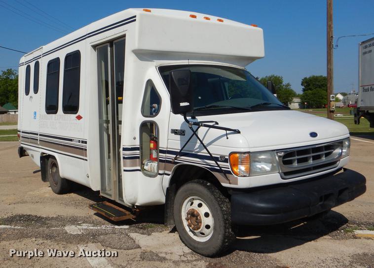image for item DG1150 2002 Ford Econoline E350 Super Duty shuttle bus