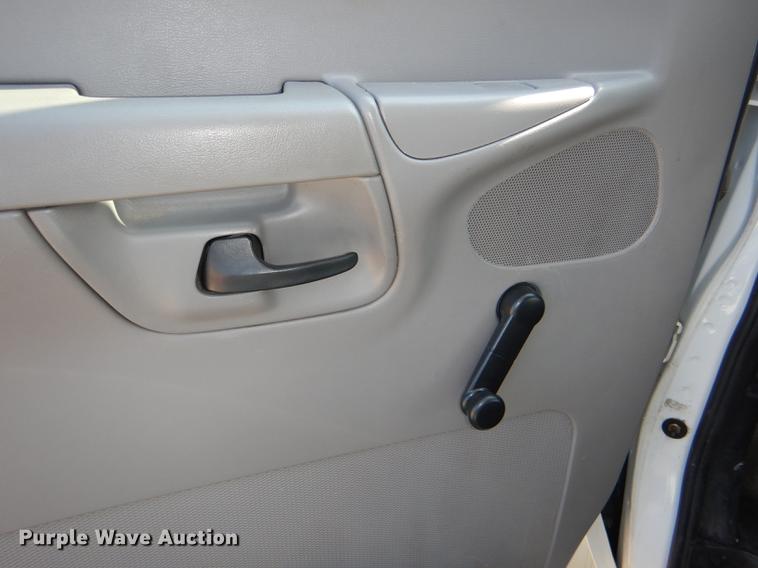 image for item DG1150 2002 Ford Econoline E350 Super Duty shuttle bus