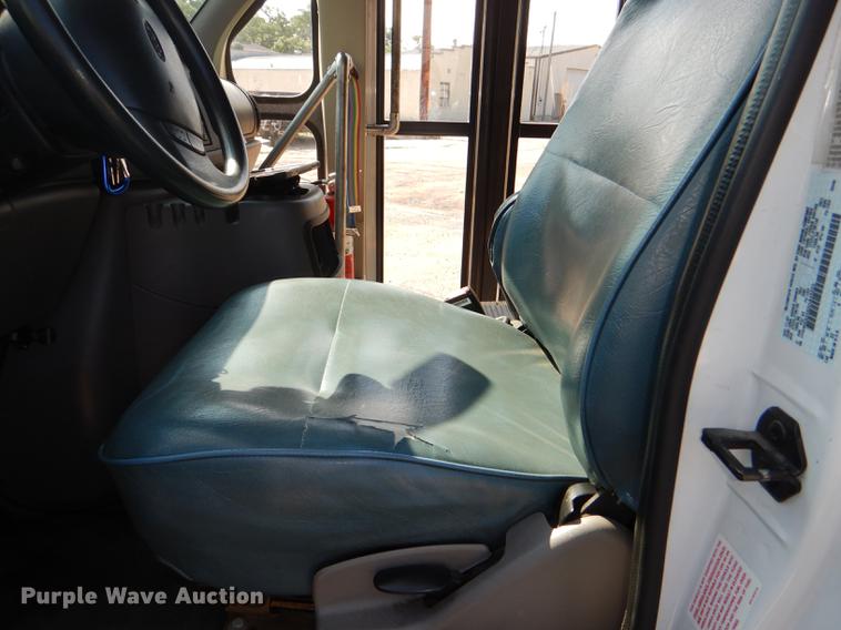 image for item DG1150 2002 Ford Econoline E350 Super Duty shuttle bus