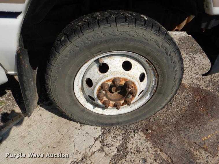 image for item DG1150 2002 Ford Econoline E350 Super Duty shuttle bus