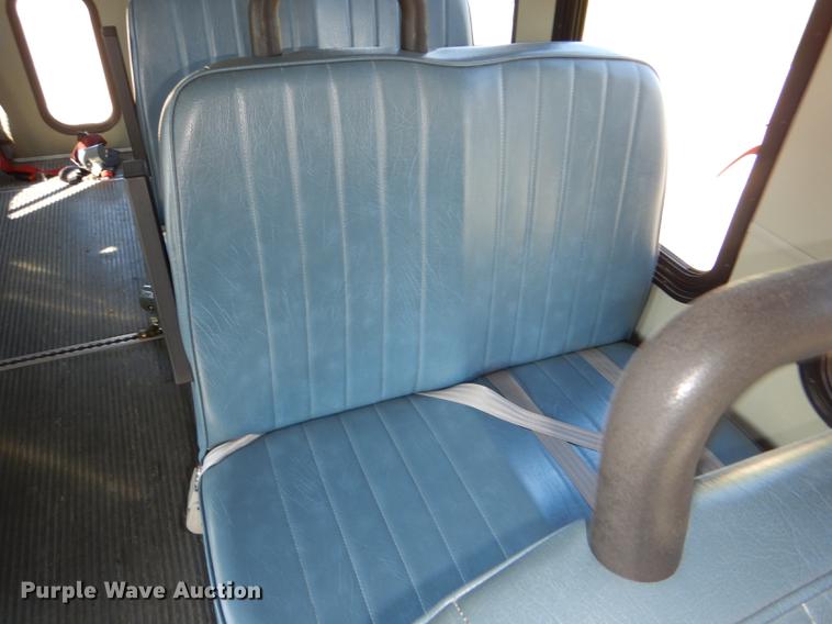 image for item DG1150 2002 Ford Econoline E350 Super Duty shuttle bus