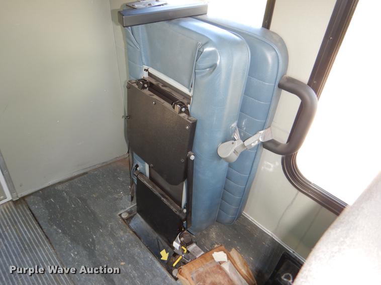 image for item DG1150 2002 Ford Econoline E350 Super Duty shuttle bus