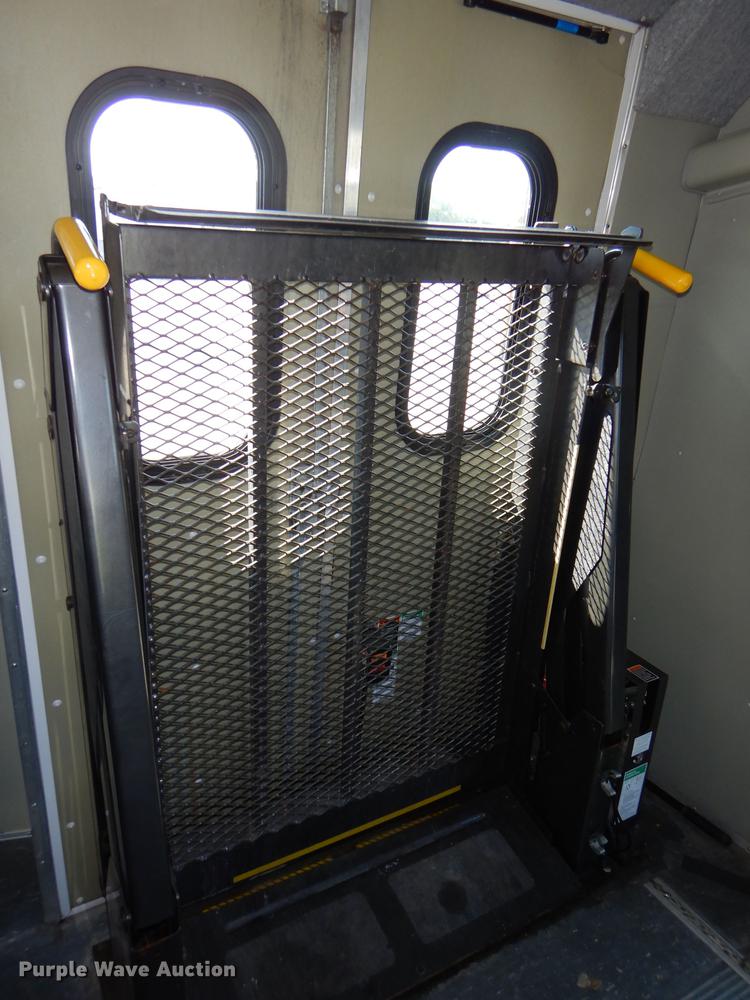 image for item DG1150 2002 Ford Econoline E350 Super Duty shuttle bus