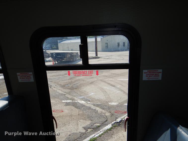 image for item DG1150 2002 Ford Econoline E350 Super Duty shuttle bus