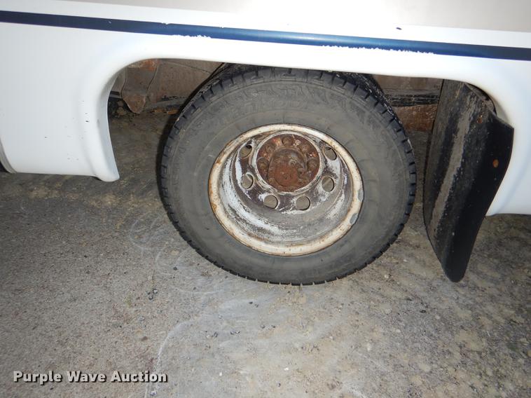 image for item DG1150 2002 Ford Econoline E350 Super Duty shuttle bus