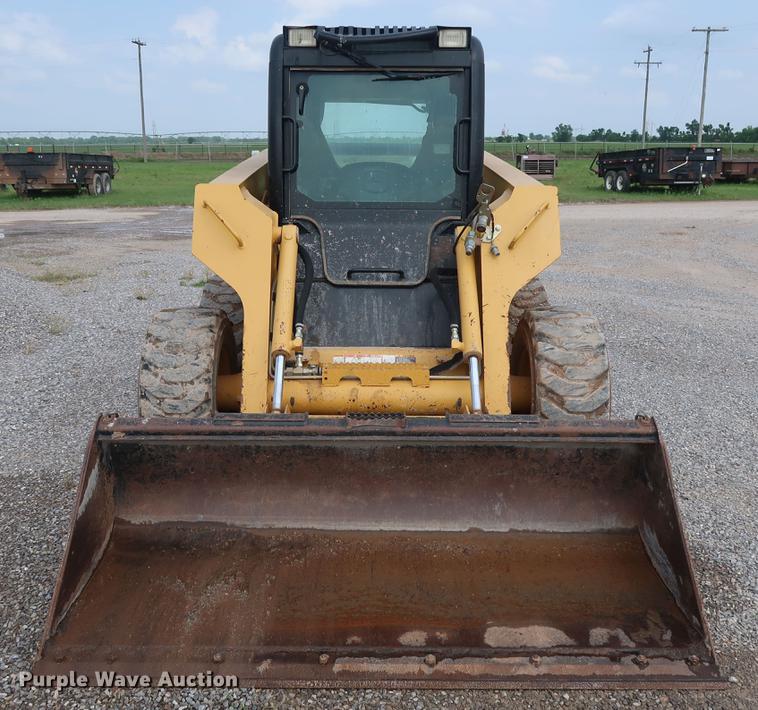 image for item DG3475 2008 John Deere 325 skid steer
