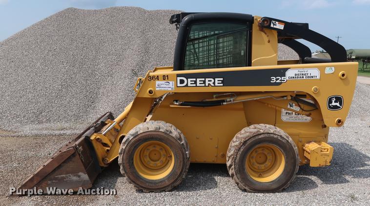 image for item DG3475 2008 John Deere 325 skid steer